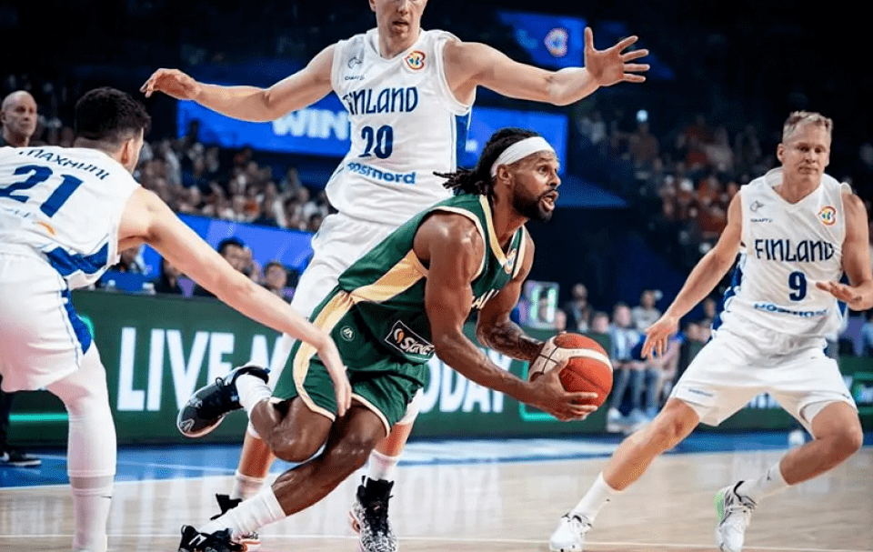 爱游戏官方网浓眉哥在FPX比赛中出色防守，逆转引发热议！(浓眉哥伤势怎么样)